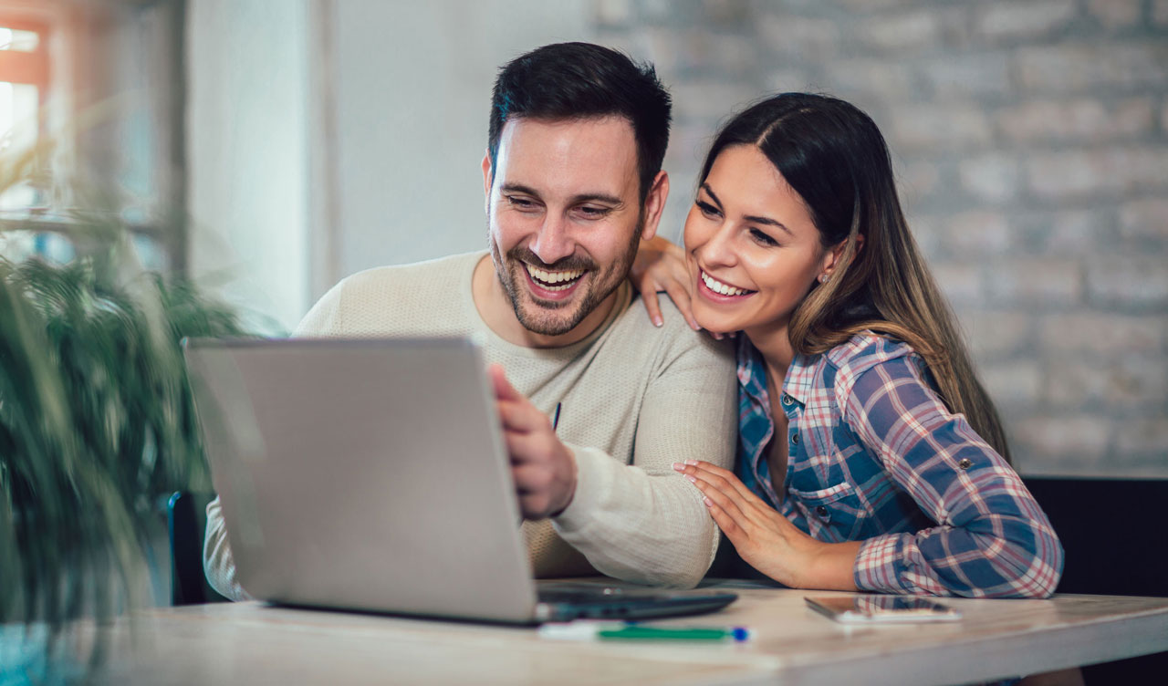 Couple_looking_at_computer_m.jpg